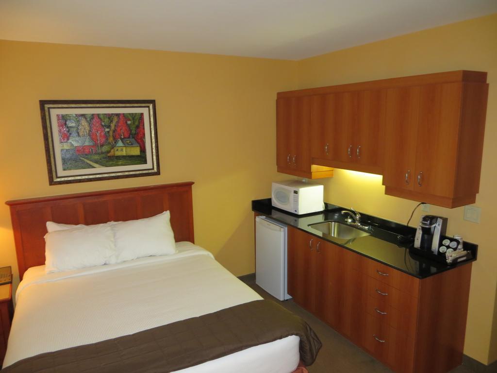 Hotel St-Bernard Saint-Bernard-de-Lacolle 객실 사진