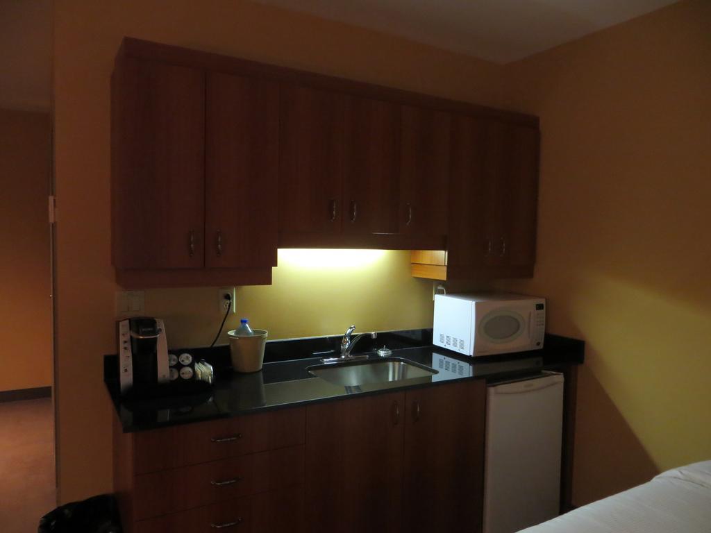 Hotel St-Bernard Saint-Bernard-de-Lacolle 객실 사진